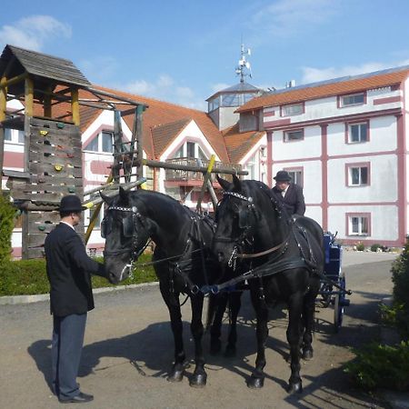 Famozclub Hotel Bakov nad Jizerou ภายนอก รูปภาพ