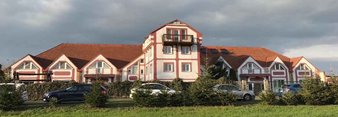 Famozclub Hotel Bakov nad Jizerou ภายนอก รูปภาพ